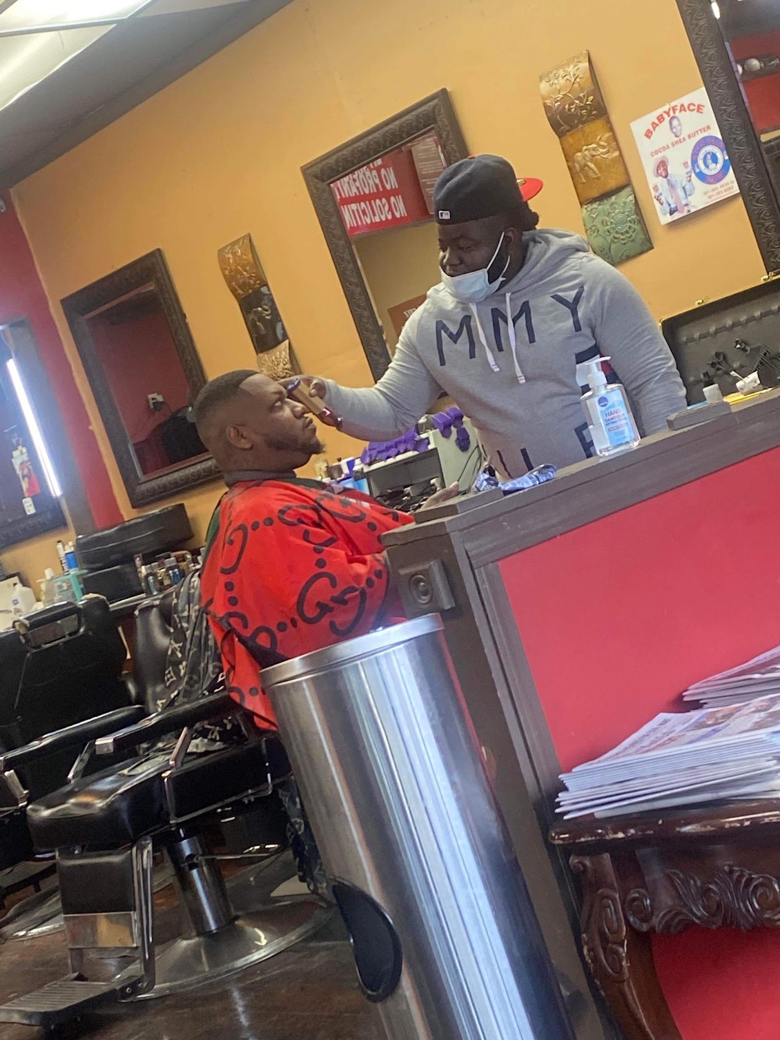 Master Cutz barber at work